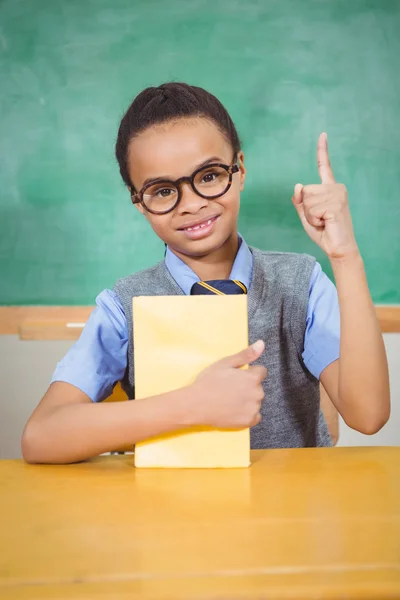 Étudiant intelligent levant la main pour répondre à une question — Photo