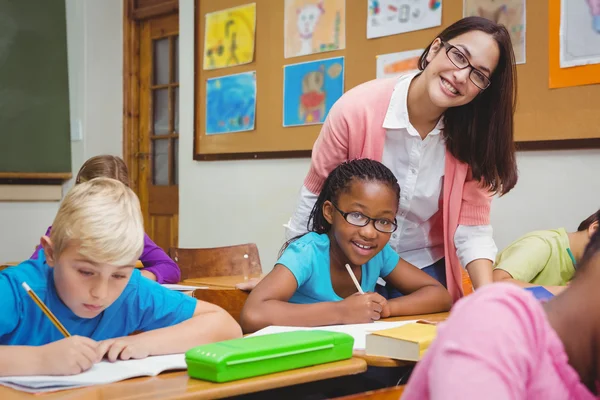 Onderwijzer en student lachend samen — Stockfoto