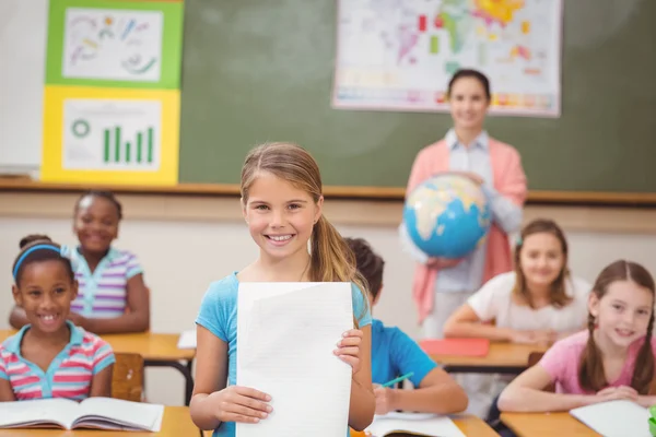 Schülerin zeigt ihre Arbeit vor der Kamera — Stockfoto