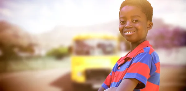 Bonito menino sorrindo para a câmera — Fotografia de Stock