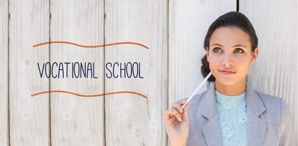 Beroepsschool tegen stijlvolle brunette denken en glimlachen — Stockfoto