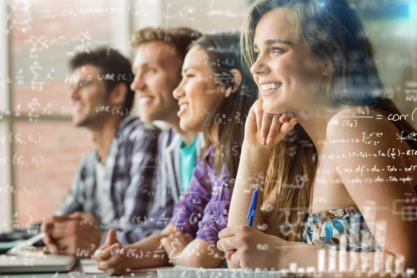 Amigos estudantes falando e escrevendo — Fotografia de Stock