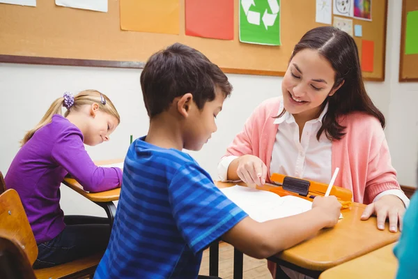 Profesora feliz ayudando a sus estudiantes —  Fotos de Stock