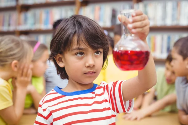 Alumno haciendo ciencia en la biblioteca — Foto de Stock
