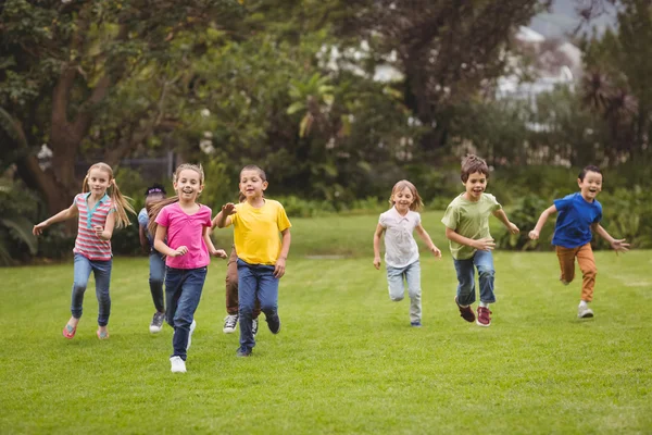 Niedliche Schüler rennen auf Kamera zu — Stockfoto