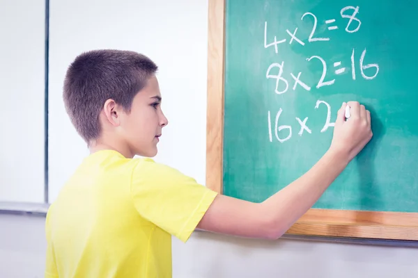 Schattig leerling berekening op schoolbord — Stockfoto