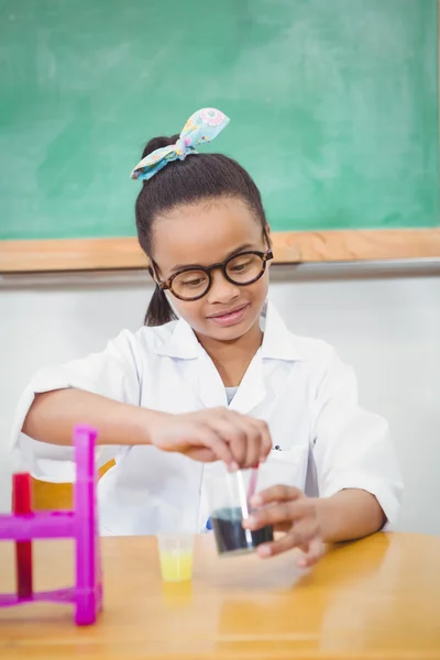 Estudiante usando un conjunto de química —  Fotos de Stock