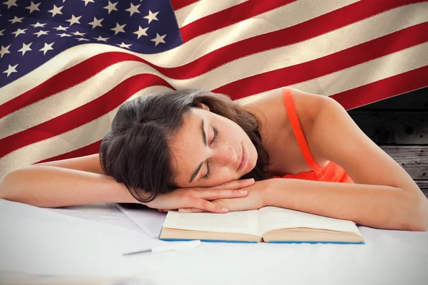 Schlafende Studentin mit Kopf auf ihren Büchern — Stockfoto