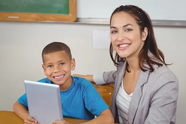 Mooie leraar en leerling met Tablet PC op zijn Bureau — Stockfoto