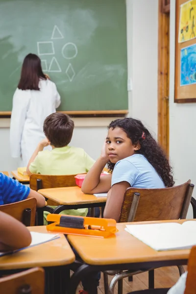 Estudiante aburrido mirando lejos de la junta — Foto de Stock