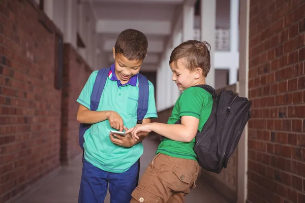 Studenti che utilizzano un telefono cellulare — Foto Stock