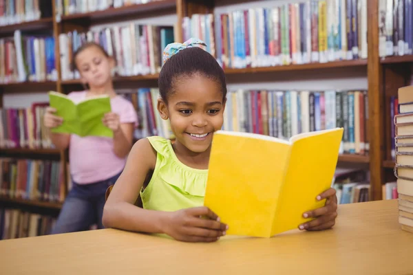 Schüler liest ein Bibliotheksbuch — Stockfoto