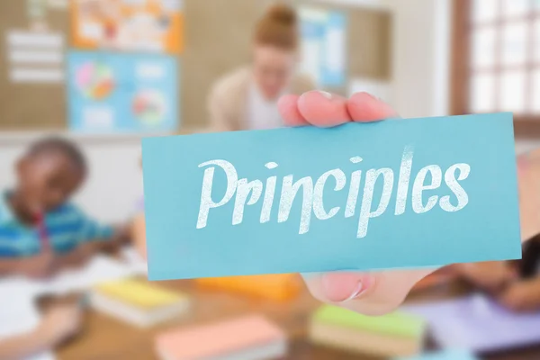 Princípios contra professor bonito ajudando alunos em sala de aula — Fotografia de Stock