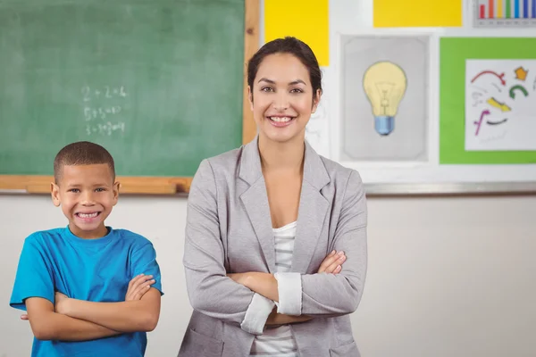 Tanár és aranyos tanuló előtt chalkboard — Stock Fotó