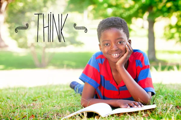 Pense contra a leitura do menino no parque — Fotografia de Stock