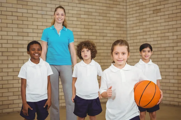 Studenten samen over om basketbal te spelen — Stockfoto