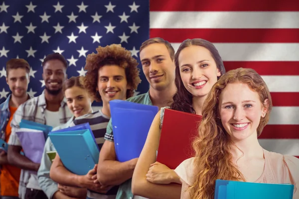 Imagen compuesta de estudiantes de moda sonriendo a la cámara juntos —  Fotos de Stock