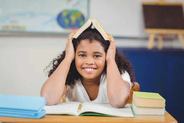 Schüler hält Buch auf dem Kopf — Stockfoto