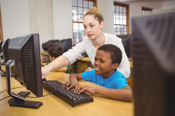 Profesor mostrando a los estudiantes cómo usar una computadora —  Fotos de Stock