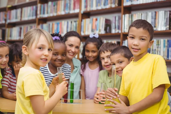 Allievi e insegnanti di scienze — Foto Stock