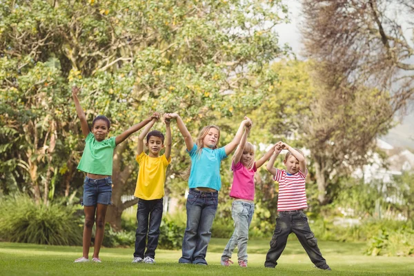 Glückliche Klassenkameraden halten Händchen — Stockfoto