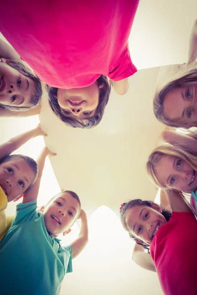 Niedliche Schüler zeigen großes Plakat — Stockfoto