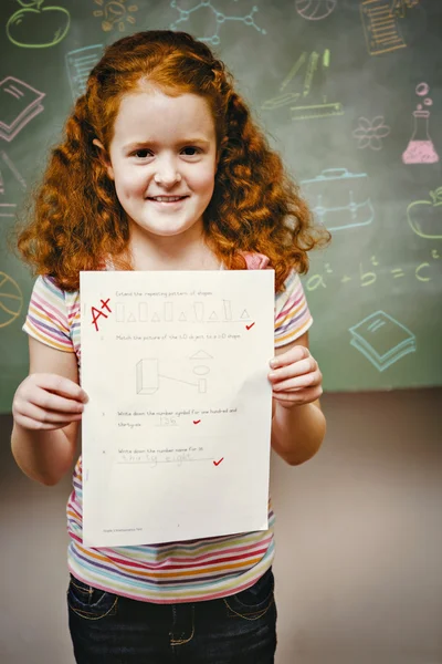 Bonito menina segurando papel — Fotografia de Stock