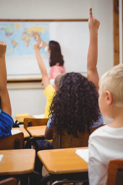 Les étudiants lèvent la main pour répondre à une question — Photo