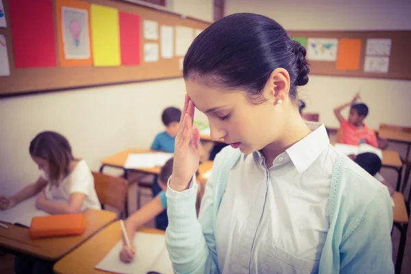 Profesor recibiendo un dolor de cabeza en clase — Foto de Stock