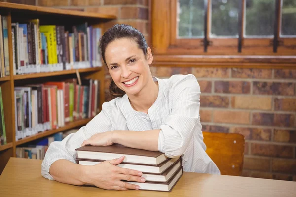 Professor segurando grandes livros — Fotografia de Stock