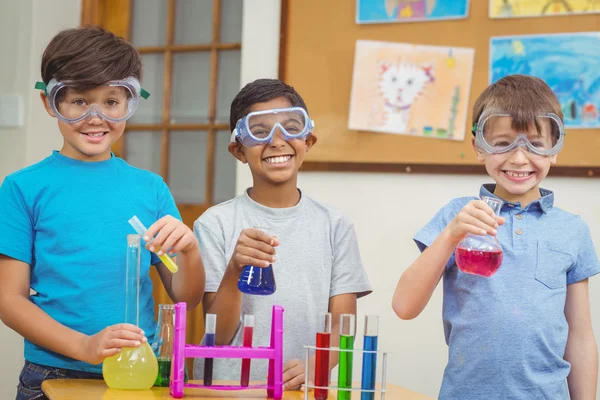 Elèves à la leçon de sciences en classe — Photo