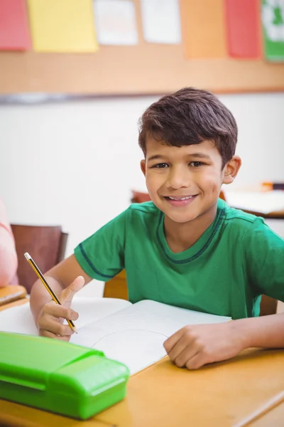 Lachende student camera kijken — Stockfoto