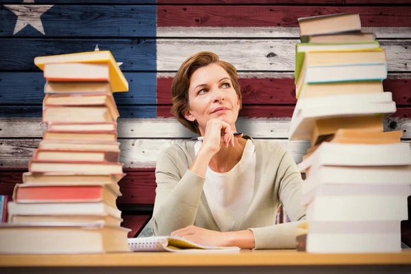 Bild eines nachdenklichen Lehrers in der Bibliothek — Stockfoto