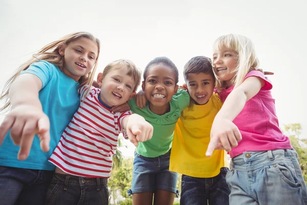 Lachende klasgenoten wijzen op camera — Stockfoto