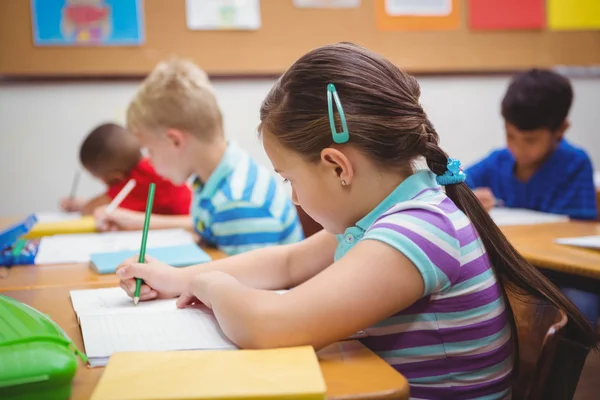 Étudiants qui travaillent en classe — Photo