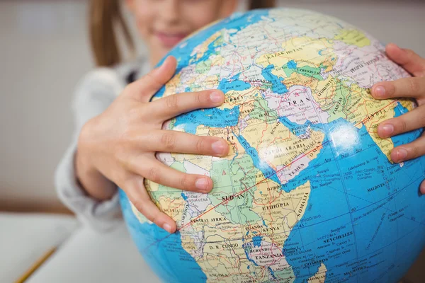 Étudiant tenant globe dans une salle de classe — Photo