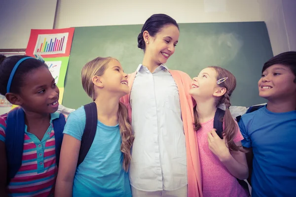 Učitel a žáci s úsměvem v učebně — Stock fotografie