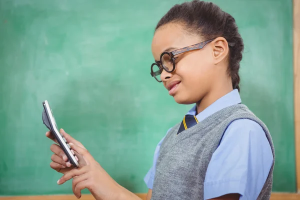 Estudiante inteligente sosteniendo una calculadora — Foto de Stock