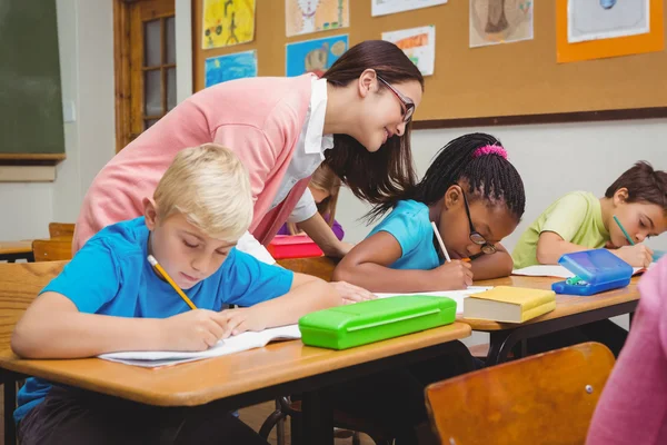 Lachende leraar helpen een student — Stockfoto