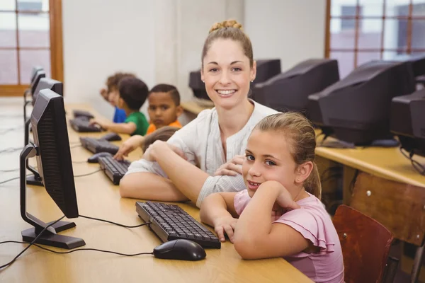 Leraar helpen een student met behulp van computer — Stockfoto