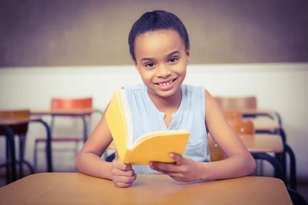 Χαμογελώντας φοιτητής διαβάζοντας ένα βιβλίο — Φωτογραφία Αρχείου