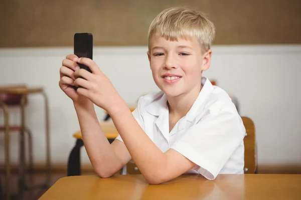 Studente che utilizza un telefono cellulare in classe — Foto Stock