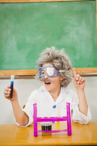 Estudante vestido de einstein — Fotografia de Stock