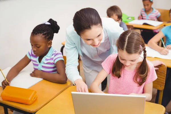 Lärare använder laptop med eleven — Stockfoto