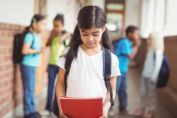 Aluno triste sendo intimidado por colegas de classe — Fotografia de Stock