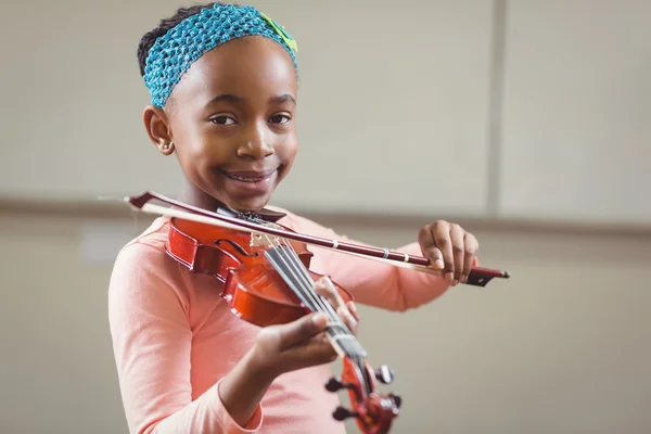 Aluno sorridente tocando violino em uma sala de aula — Fotografia de Stock