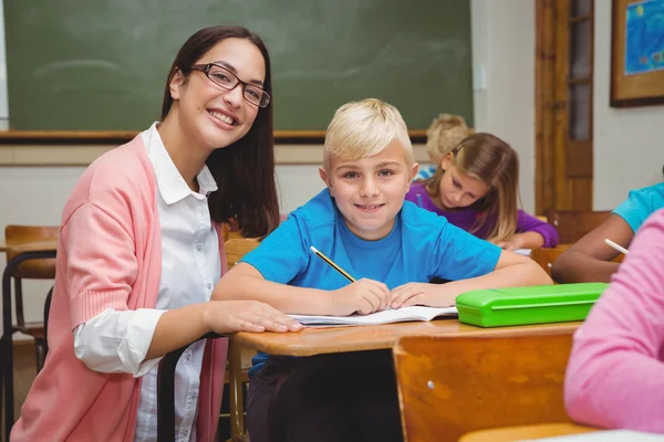 Lachende leraar helpen een student — Stockfoto