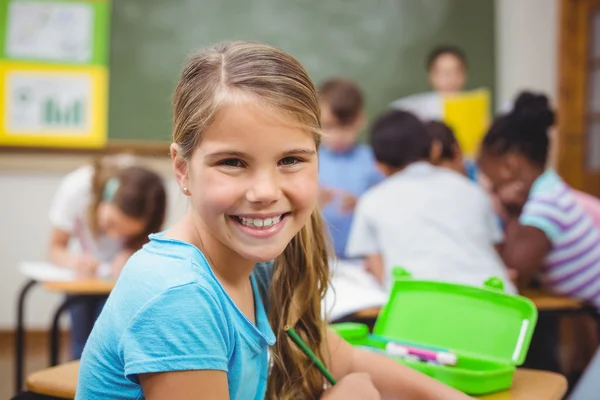 Leerling glimlachen op camera in klas — Stockfoto