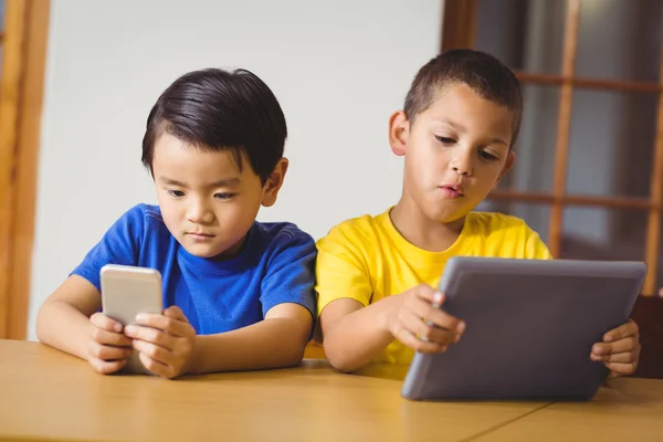 Alunos em classe usando telefone e tablet — Fotografia de Stock