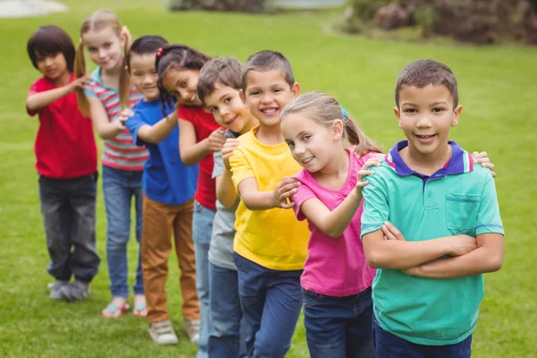 Süße Schüler lächeln draußen in die Kamera — Stockfoto